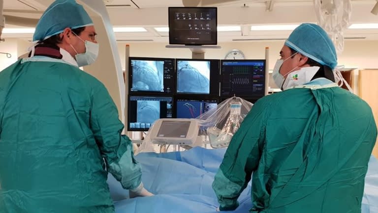 בחדר
 הצנתורים, פרופ' ליאור פרל ופרופ' רן קורנובסקי, מנהל המערך לקרדיולוגיה קרדיט: דובורת בילינסון