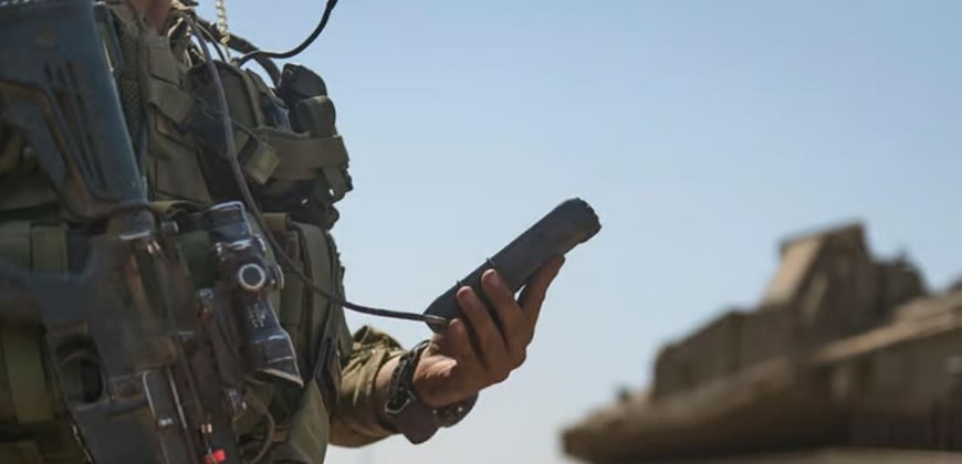 לוחם מקבל מידע מסוכן AI (דובר צה"ל)