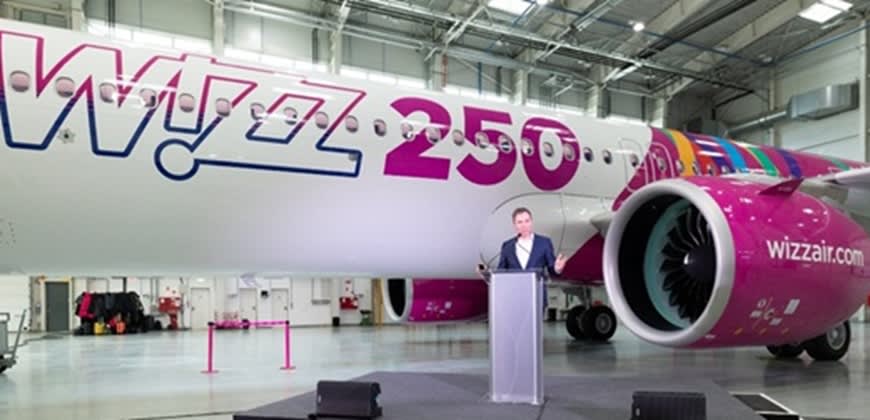מנכ"ל wizz air יוז'ף וראדי, על רקע המטוס החדש, קרדיט: wizz air מנכ"ל wizz air יוז'ף וראדי, על רקע המטוס החדש, קרדיט: wizz air