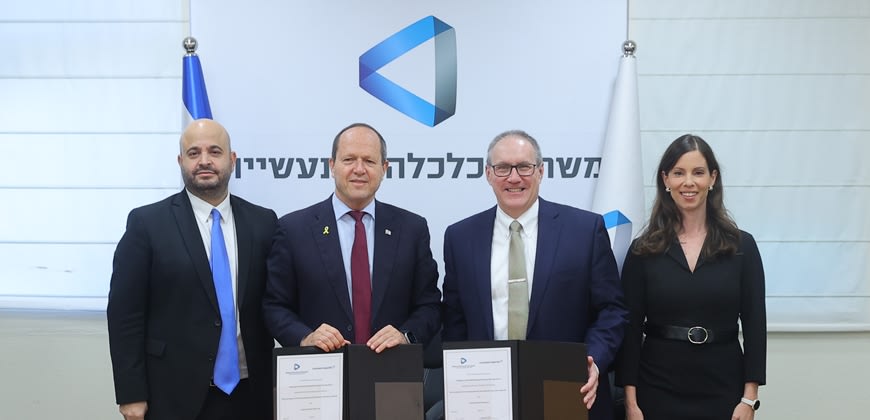 טל גלאור ופרנק ס. ג׳ון (לוקהיד מרטין) שר הכלכלה ניר ברקת,  מוטי גמיש מנכל המשרד. קרדיט: מירי שמעונוב