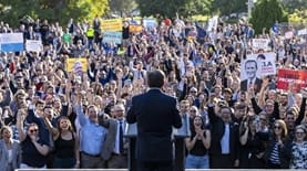 נאום בהפגנה (X)