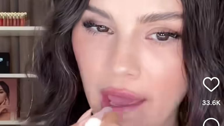 סלינה גומז בקמפיין לספורה מתוך אמוד האינסטגרם של החברה