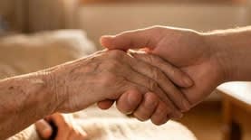 יותר משאלה של כסף או שפה, זו שאלה של ביטחון: לדעת שיש מי שמחזיק להם את היד ברגעים החשובים. צילום: AI יותר משאלה של כסף או שפה, זו שאלה של ביטחון: לדעת שיש מי שמחזיק להם את היד ברגעים החשובים. צילום: AI