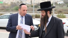 ראה״ע בית שמש, שמואל גרינברג לצד מ"מ ויו"ר הוועדה לתכנון ובנייה, שמעון גולדברג, צילום: יח"צ