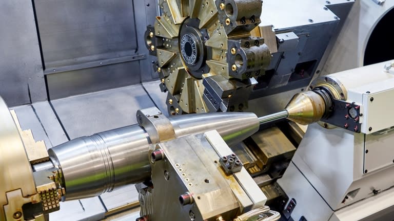 מכונת CNC המבצעת תהליך חריטה לצורך ייצור חימוש מתקדם, קרדיט: יח