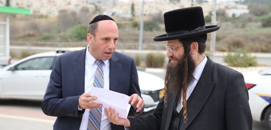 ראה״ע בית שמש, שמואל גרינברג לצד מ"מ ויו"ר הוועדה לתכנון ובנייה, שמעון גולדברג, צילום: יח"צ