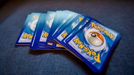 קלפי פוקימון. צילום: Caleb Oquendo באתר PEXELS