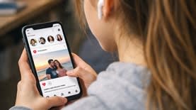 נערה גוללת ברשתות החברתיות, קרדיט: chat gpt