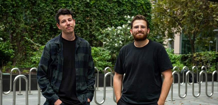 משמאל לימין: המייסדים, תומר אהרוני ואלון עזר. קרדיט: Comcast NBCUniversal