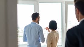 בני זוג בוחנים דירה לרכישה, קרדיט: גרוק