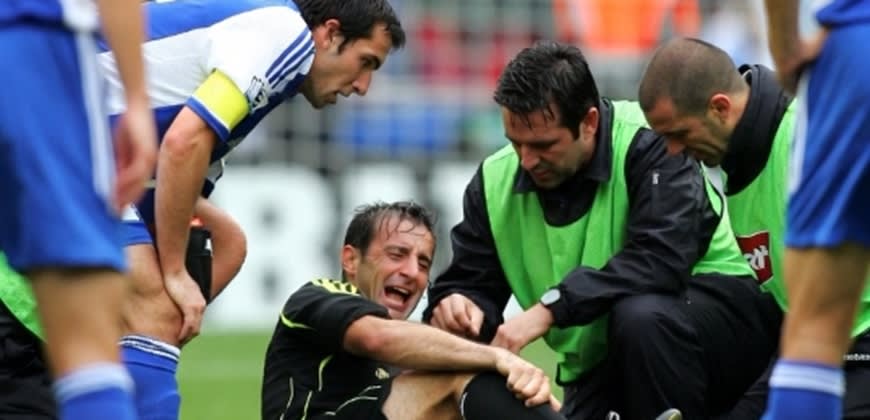 שופט כדורגל נפצע  (בעזרת AI)