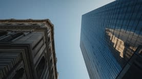 השוואה בין חזית בניין משרדים מודרנית בחיפוי מתועש לבניין רגיל. צילום: אילוסטרציה ע"י בינה מלאכותית