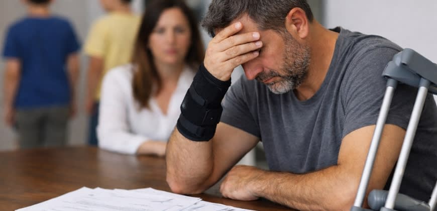 אדם שעבר תאונה צילום: AI