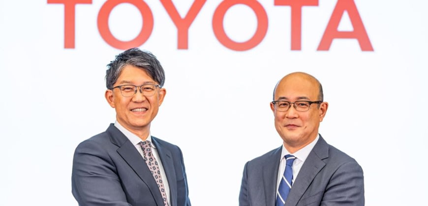 קוג'י סאטו המנכ"ל היוצא (משמאל) עם קנטו קון, צילום: רשתות