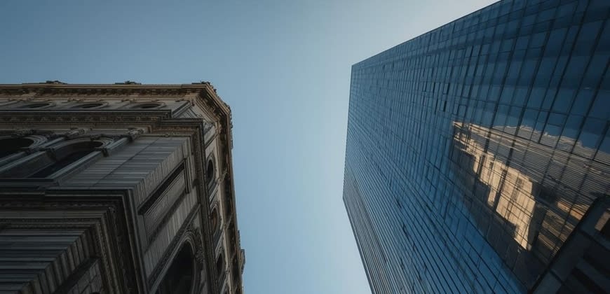 השוואה בין חזית בניין משרדים מודרנית בחיפוי מתועש לבניין רגיל. צילום: אילוסטרציה ע"י בינה מלאכותית