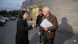 עימות בין גבר לאשה מבוגרים צילום: AI