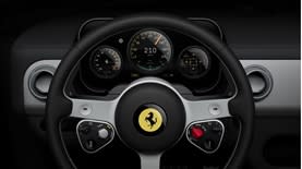 גלגל הגה בעיצוב קלאסי, שלושה חישורים, מאחוריו לוח מחוונים במראה קלאסי. קרדיט: פרארי