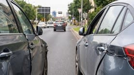 תאונה בין שני רכבים   (בעזרת AI)