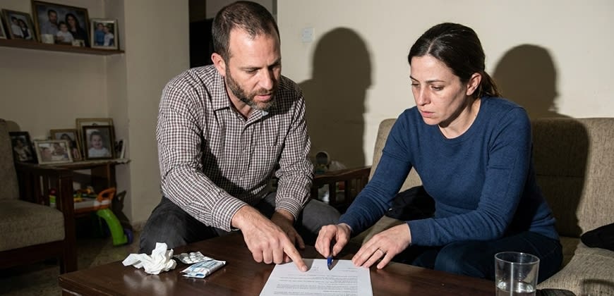 חתימה על מסמך צילום: AI חתימה על מסמך צילום: AI