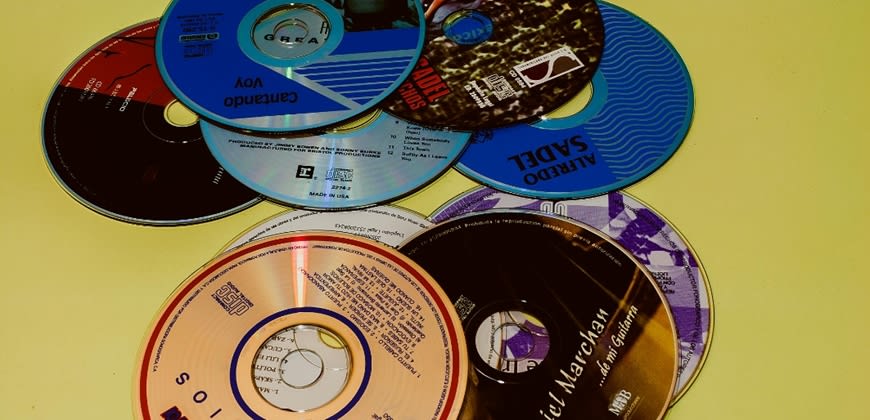 קומפקט דיסקים. צילום: Arturo Añez, Pexels
