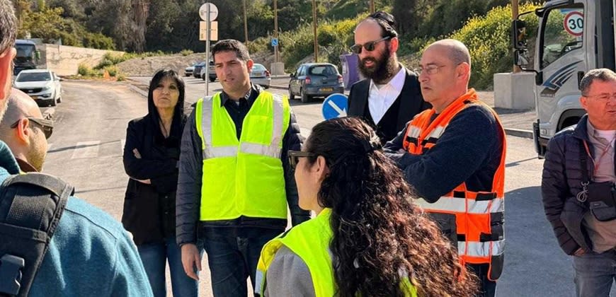 סיור של אנשי משרד השיכון באתר נפילת הטיל בבית שמש צילום: דוברות משרד הבינוי והשיכון