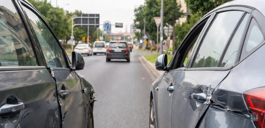 תאונה בין שני רכבים   (בעזרת AI)