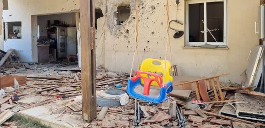 הטבח בקיבוץ בארי (צילום: יואב קרן, ויקיפדיה)