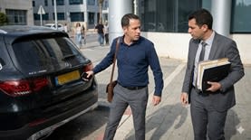 נאשם יוצא מבית המשפט צילום: AI