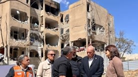 המבקר מתניהו אנגלמן בזירת נפילת טיל איראני בדרום (צילום: משרד מבקר המדינה)