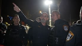 דני לוי ושוטרים אחרי נפילת טיל איראני (צילום: דוברות המשטרה) דני לוי ושוטרים אחרי נפילת טיל איראני (צילום: דוברות המשטרה)