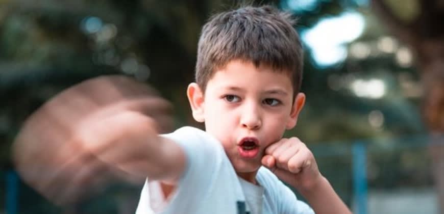 הנער וחבריו היכו למוות דר רחוב (תמונת AI)