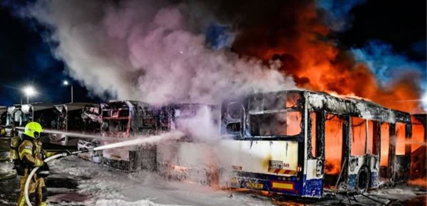 פגיעת טיל איראני (צילום: דוברות כבאות והצלה)