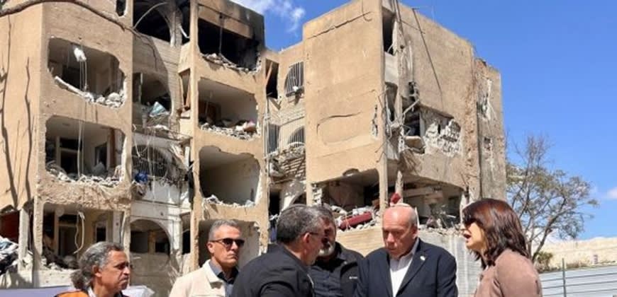 המבקר מתניהו אנגלמן בזירת נפילת טיל איראני בדרום (צילום: משרד מבקר המדינה) המבקר מתניהו אנגלמן בזירת נפילת טיל איראני בדרום (צילום: משרד מבקר המדינה)