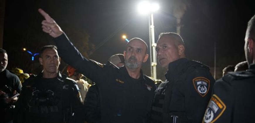 דני לוי ושוטרים אחרי נפילת טיל איראני  (צילום: דוברות המשטרה)