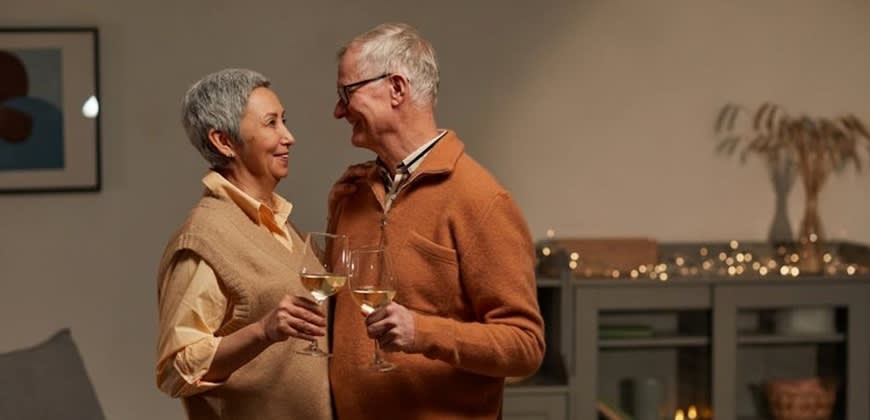 זוג מבוגרים שמחים בדיור מוגן. צילום: Pexels