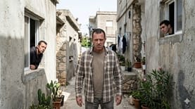 אב כועס על בניו צילום: AI