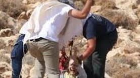 הגר גפן מותקפת בידי מתנחלים (צילום: לפי סעיף 27א)