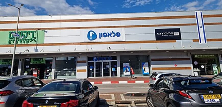 סניף של פלאפון צילום: By Hanay - Own work, CC BY-SA 4.0, https://commons.wikimedia.org/w/index.php?c