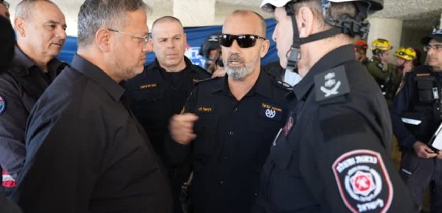 דני לוי, איתמר בן-גביר (צילום: דוברות המשטרה) דני לוי, איתמר בן-גביר (צילום: דוברות המשטרה)