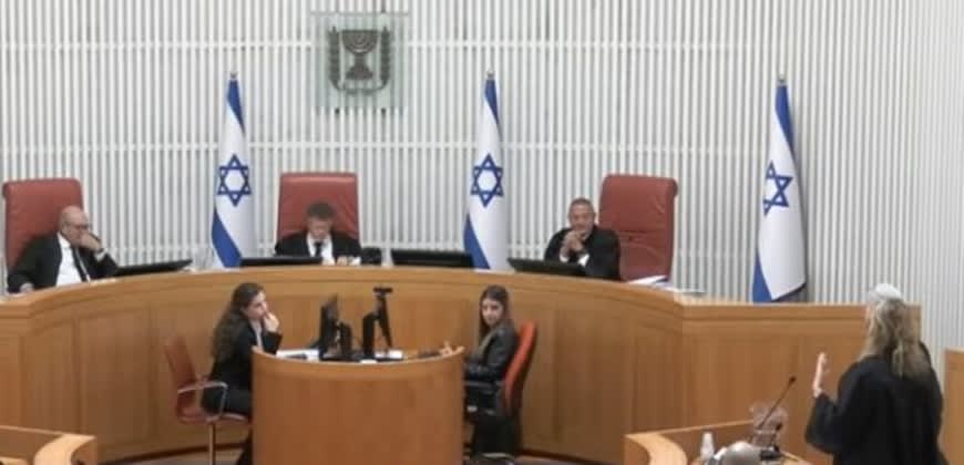 דיון בערר עמרי אסנהיים. חאלד כבוב, יצחק עמית, אלכס שטיין (צילום: לע"מ, הרשות השופטת)