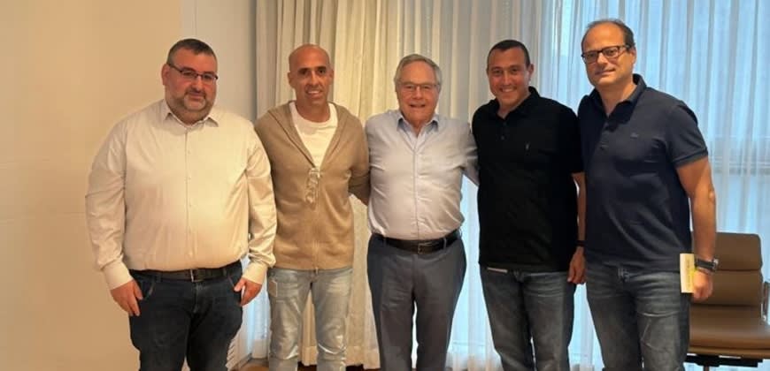 מימין לשמאל: בן המבורגר, יוסי שלו, יאיר המבורגר, גיא גבע ודן קרנר (צילום: יח"צ)