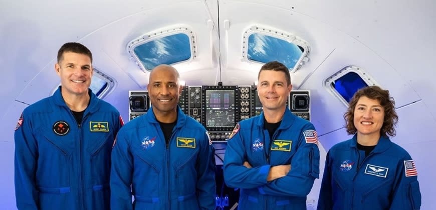 ריד וייזמן (מפקד), ויקטור גלובר (טייס), כריסטינה קוק וג'רמי הנסן (מומחי משימה); (נאסא, גיימס בלייר) ריד וייזמן (מפקד), ויקטור גלובר (טייס), כריסטינה קוק וג'רמי הנסן (מומחי משימה); (נאסא, גיימס בלייר)