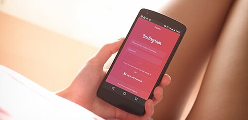 אינסטגרם צילום: By StockSnap - https://pixabay.com/photos/people-woman-girl-cellphone-2570925/, CC0, אינסטגרם צילום: By StockSnap - https://pixabay.com/photos/people-woman-girl-cellphone-2570925/, CC0,