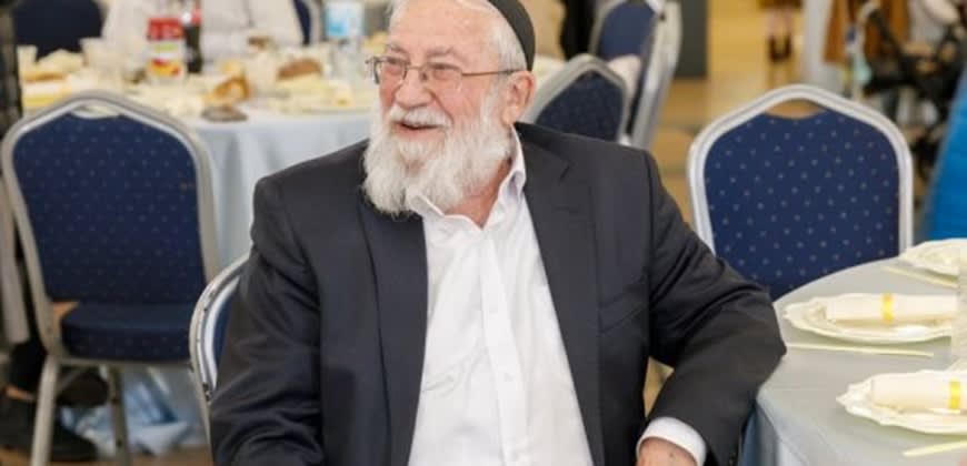 הרב גדעון פרל חתם על תעודת הנישואין (צילום: ארכיון אלון שבות) הרב גדעון פרל חתם על תעודת הנישואין (צילום: ארכיון אלון שבות)