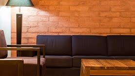 ספה צילום: By Photographer hired by ONOMO Hotels - Onomo Hotels, CC BY-SA 4.0, https://commons.wikim
