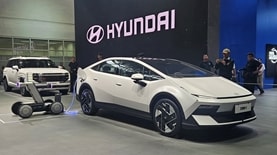 איוניק V, רכב סדאן פאסטבק, עם יכולות V2L, המאפשרות משיכת חשמל מחוץ לרכב. צילום יואב פולס