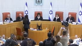 השופטים שטיין, וילנר, ברק-ארז, מינץ וגרוסקופף בדיון על ביקורת המלחמה (צילום: לע"מ, הרשות השופטת)
