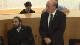 המבקר מתניהו אנגלמן ובא כוחו מתן גוטמן היום בדיון בבג"ץ (צילום: לע"מ, הרשות השופטת)