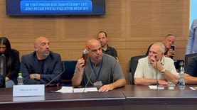 בן עמי מציג את בקבוק התבערה - צילום: "עד כאן"