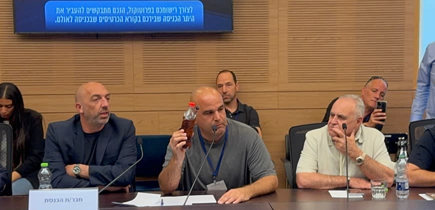 בן עמי מציג את בקבוק התבערה - צילום: "עד כאן" בן עמי מציג את בקבוק התבערה - צילום: "עד כאן"